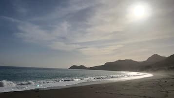 Ein Strand mit blauem Himmel und Sonnenschein.