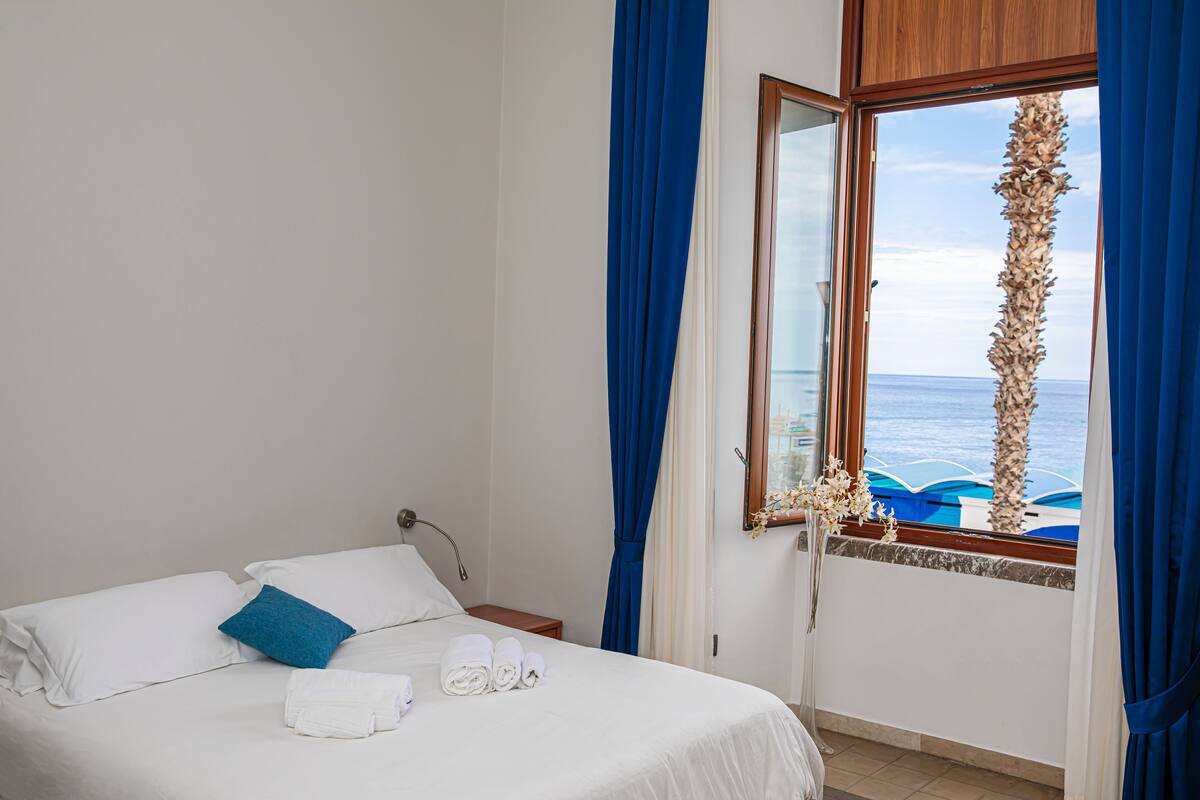 Camera doppia vista mare plus | Escrivaninha, cortinas blackout, Wi-Fi de cortesia, roupa de cama