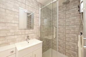 Apartment (1 Bedroom) | Bathroom | Combined shower/tub, free toiletries, hair dryer, towels