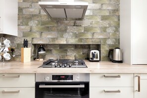 Apartment (1 Bedroom) | 1 bedroom, iron/ironing board, internet, bed sheets - Beautiful apartment, private garden, Calton Hill (Edinburgh)