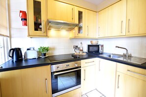 Private kitchen - JOIVY Bohemian Writers Retreat in Heart of The Old Town (Edinburgh)