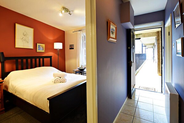 1 bedroom, desk, iron/ironing board, free WiFi - JOIVY Bohemian Writers Retreat in Heart of The Old Town (Edinburgh)