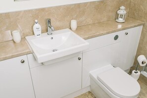 Apartment (3 Bedrooms) | Badezimmer | Dusche, Handtücher, Shampoo