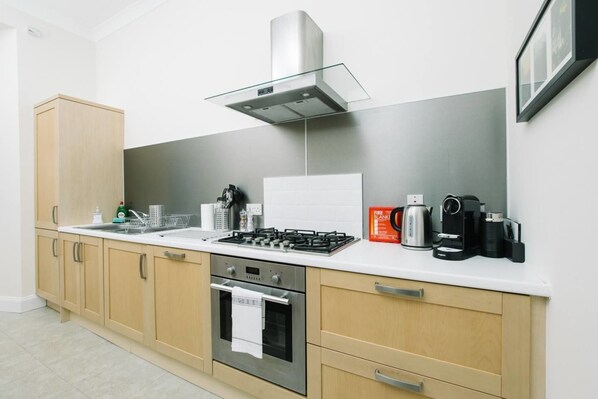 Apartment (3 Bedrooms) | Private kitchen | Fridge, microwave, oven, stovetop - JOIVY Great Location! Heart of City Centre 3bed Apartment (Edinburgh)