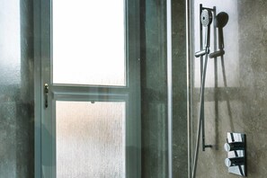 Departamento (3 Bedrooms) | Baño | Regadera, toallas, shampoo 