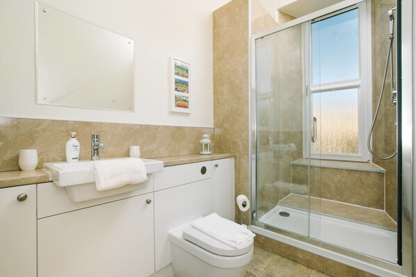 Căn hộ (3 Bedrooms) | Phòng tắm | Buồng tắm vòi sen, khăn tắm, dầu gội 