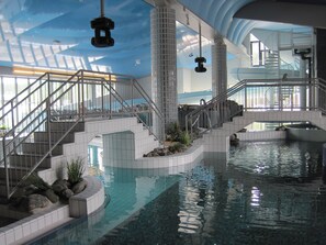 14 室内游泳池，3 室外游泳池