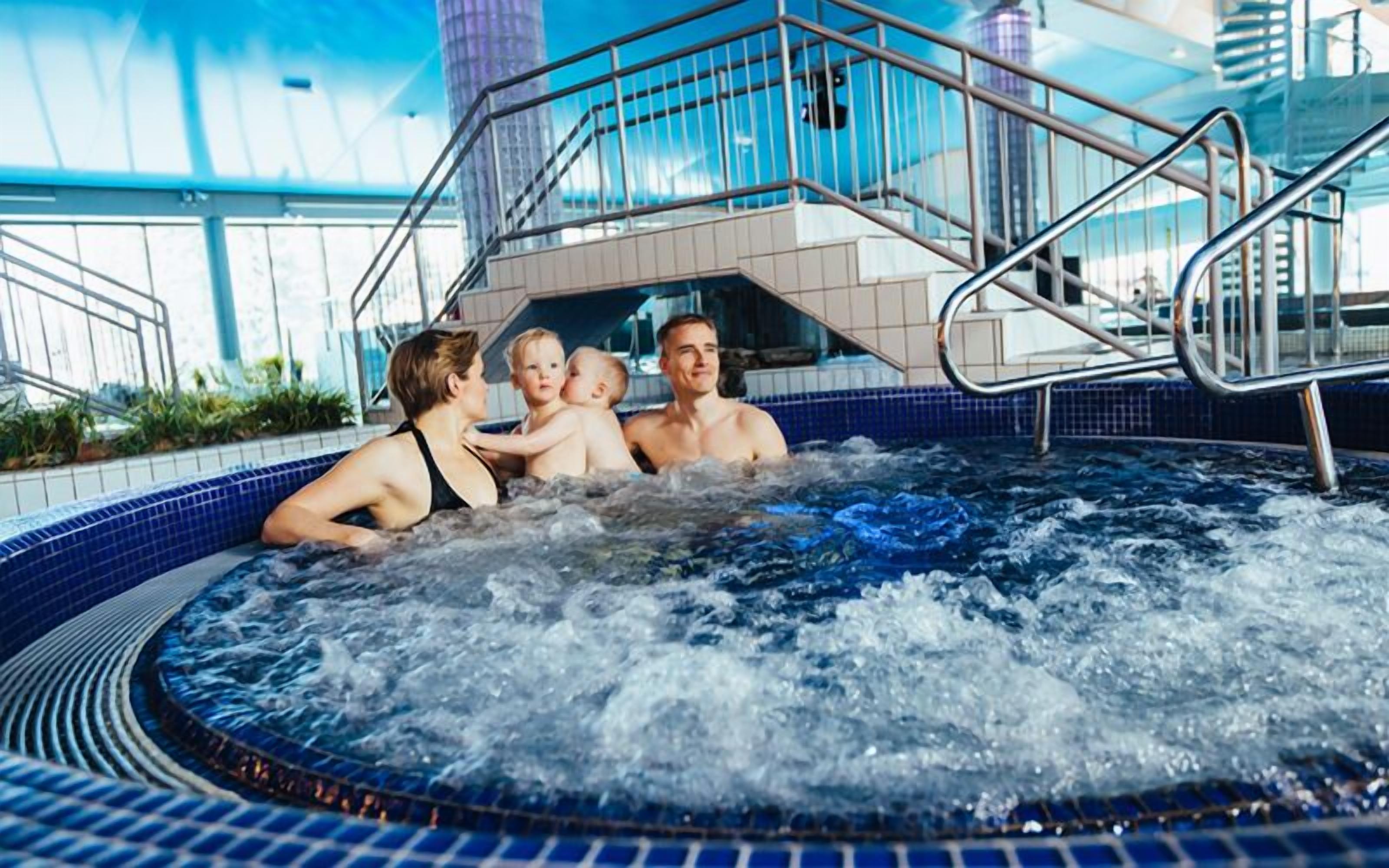 14 من حمّامات السباحة المغطاة، 3 من حمّامات السباحة الخارجية