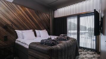 Deluxe Suite | In-room safe, blackout curtains, soundproofing, free WiFi
