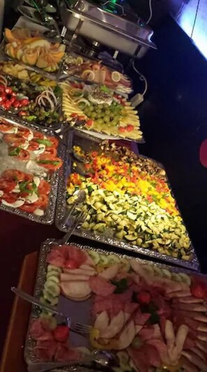 A buffet with various food items including salads, fruits, and vegetables. - Hotel Restaurant Memo (Mannheim)