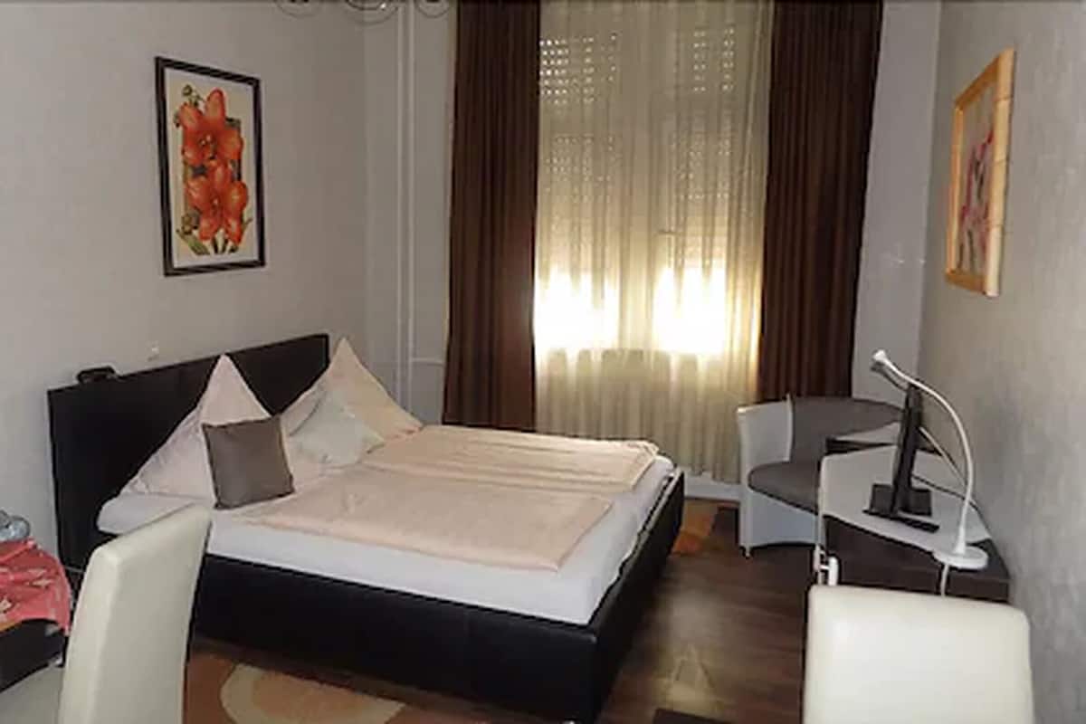 Suite, 2 habitaciones | 2 habitaciones, escritorio y insonorización