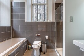 Apartment (2 Bedrooms) | Bathroom | Hair dryer, towels, soap, shampoo