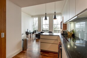 公寓 (2 Bedrooms) | 私人厨房 | 厨具/餐具、餐桌