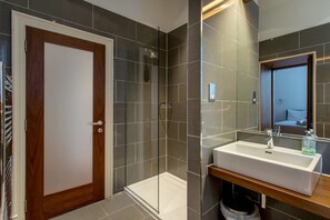 Apartment (2 Bedrooms) | Bathroom | Hair dryer, towels, soap, shampoo