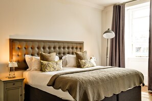 2 Bedrooms Apartment - JOIVY Luxury George Street Apartments: Forth Suite (Edinburgh)