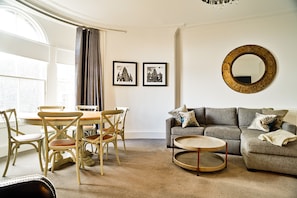 2 Bedrooms Apartment | In-room dining