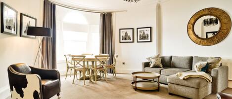 2 Bedrooms Apartment | Wohnbereich | 32-Zoll-Flachbildfernseher mit Kabelempfang, Fernseher