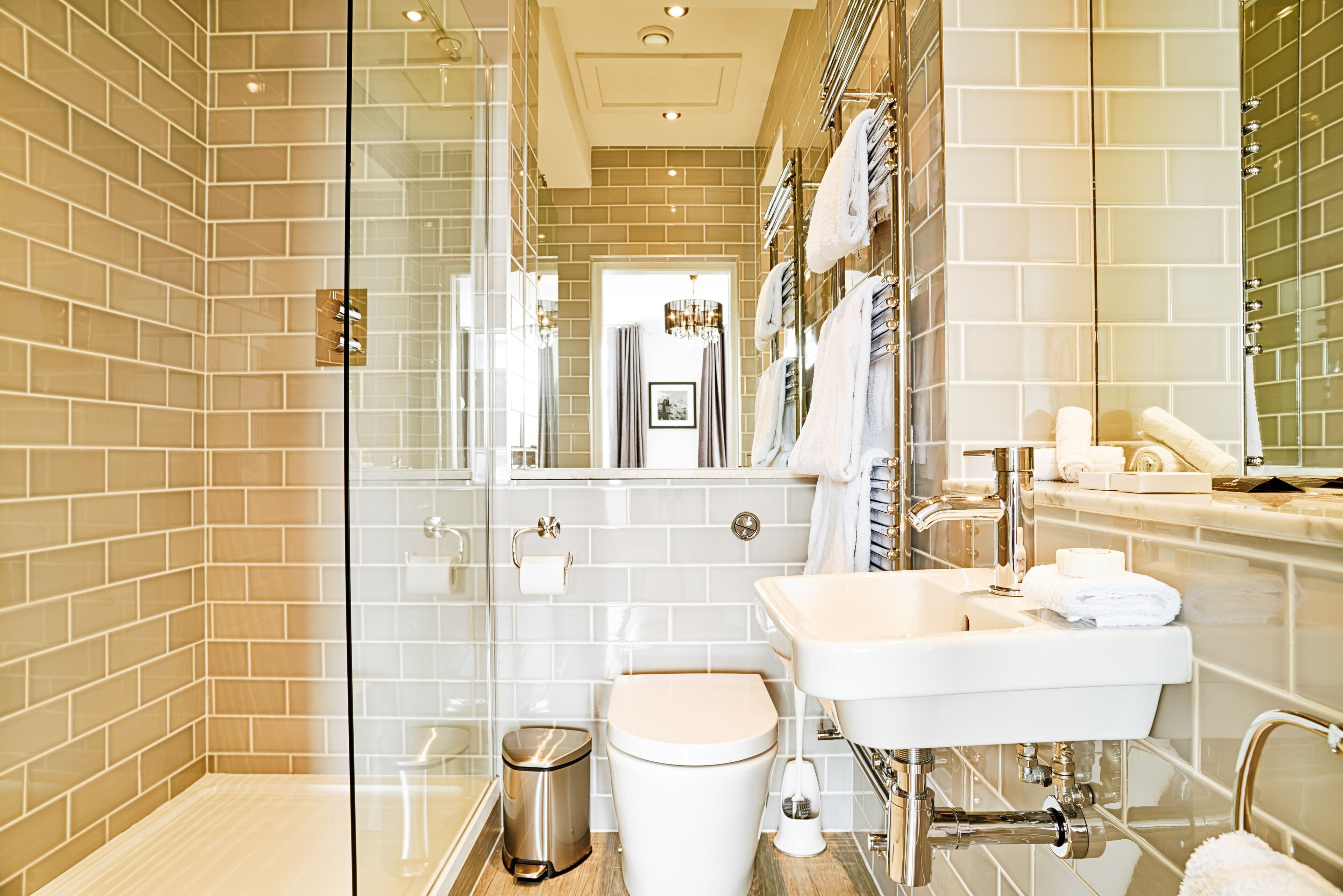 2 Bedrooms Apartment | Salle de bain | Douche, séchoir à cheveux, serviettes fournies, savon