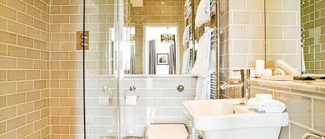 2 Bedrooms Apartment | Bathroom | Shower, hair dryer, towels, soap