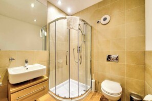 Appartement (2 Bedrooms) | Salle de bain | Douche, articles de toilette (gratuits), serviettes fournies, savon