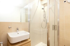 Dusche, kostenlose Toilettenartikel, Handtücher, Seife