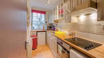 Apartment (1 Bedroom) | Private kitchen | Full-size fridge, microwave, oven, stovetop