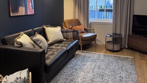 شقة (1 Bedroom) | منطقة المعيشة | تلفزيون بشاشة مسطحة، برامج وأفلام نتفليكس، خدمات بث