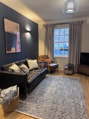 Apartment (1 Bedroom) | Living area | Flat-screen TV, Netflix, streaming services - JOIVY Stylish Castle View Apartment (Edinburgh)