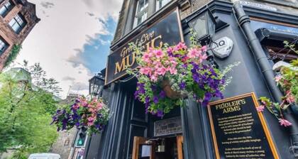 JOIVY Stylish Castle View Apartment