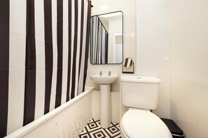 Apartment (1 Bedroom) | Bathroom | Free toiletries, hair dryer, towels, soap - JOIVY Stylish Castle View Apartment (Edinburgh)