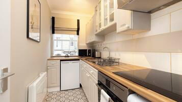 Appartement (1 Bedroom) | Privékeuken | Een koelkast/vriezer, een magnetron, een oven, een kookplaat