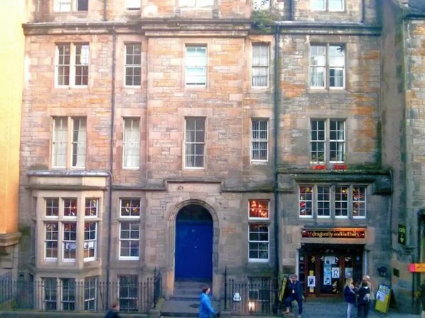 Exterior - JOIVY Stylish Castle View Apartment (Edinburgh)