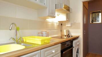 Apartment (1 Bedroom) | Private kitchen | Full-size fridge, microwave, oven, stovetop