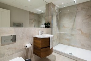 Lejlighed (1 Bedroom) | Badeværelse | Kombination af bruser/badekar, gratis toiletartikler, håndklæder, Sæbe