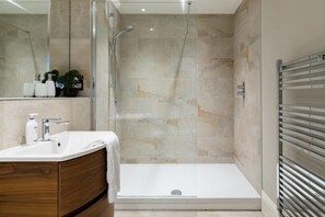 Apartment (1 Bedroom) | Badezimmer | Duschwanne, kostenlose Toilettenartikel, Handtücher, Seife