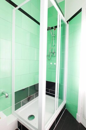 Appartement (2 Bedrooms) | Salle de bain | Ensemble douche/baignoire, articles de toilette gratuits, sèche-cheveux
