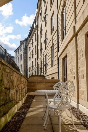 Outdoor dining - JOIVY Gorgeous Stockbridge Apt With Underground Parking (Edinburgh)