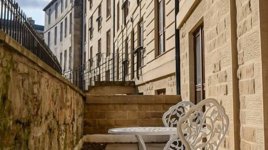 JOIVY Gorgeous Stockbridge Apt With Underground Parking