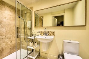 Apartment (1 Bedroom) | Badezimmer | Dusche, kostenlose Toilettenartikel, Haartrockner, Handtücher