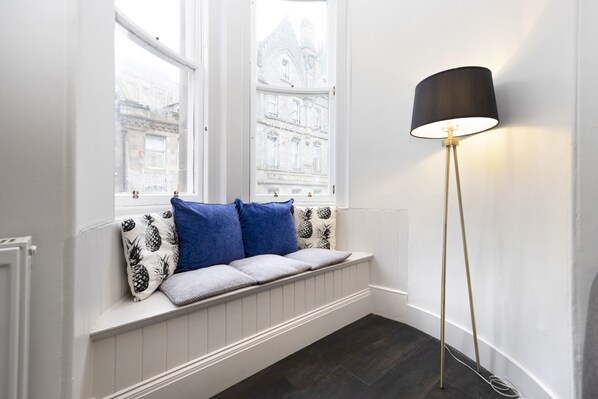 TV - JOIVY Iconic Cockburn Street 4 Bedroom Apartment: Heart of Old Town (Edinburgh)