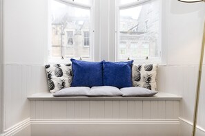 TV - JOIVY Iconic Cockburn Street 4 Bedroom Apartment: Heart of Old Town (Edinburgh)