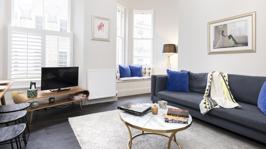 JOIVY Iconic Cockburn Street 4 Bedroom Apartment: Heart of Old Town