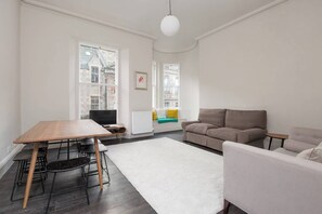 TV - JOIVY Iconic Cockburn Street 4 Bedroom Apartment: Heart of Old Town (Edinburgh)