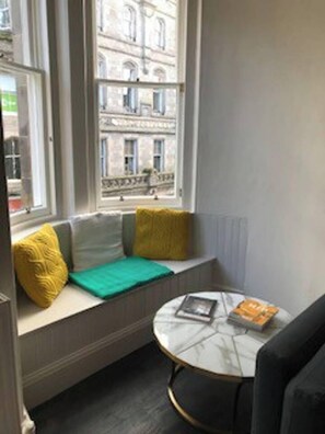 4 bedrooms, free WiFi - JOIVY Iconic Cockburn Street 4 Bedroom Apartment: Heart of Old Town (Edinburgh)