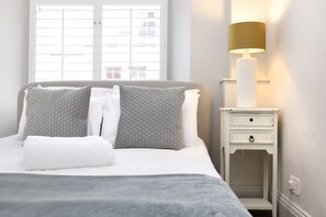 4 bedrooms, free WiFi - JOIVY Iconic Cockburn Street 4 Bedroom Apartment: Heart of Old Town (Edinburgh)