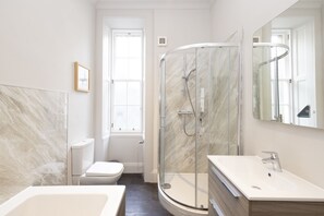 Apartment (4 Bedrooms) | Bathroom | Separate tub and shower, free toiletries, towels, soap