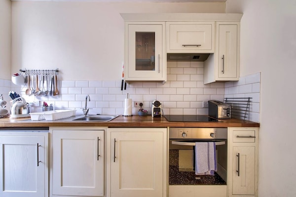 Apartment (1 Bedroom) | Private kitchen | Fridge, microwave, coffee/tea maker, electric kettle