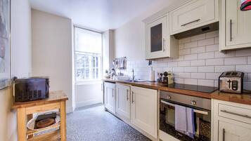 Apartamento (1 Bedroom) | Cozinha privada | Cafeteira/chaleira, geladeira, micro-ondas, chaleira elétrica