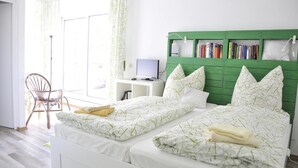 Double Room | Cribs (free), WiFi (free), bed sheets - Schlummerkiste (Kastellaun)