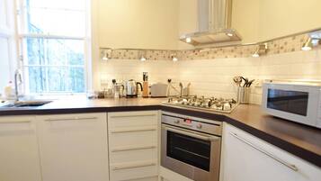 Apartment (1 Bedroom) | Private kitchen | Electric kettle, cookware/dishes/utensils